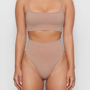 NWOT Skims Seamless Sculpt Mid Waist Thong Sz Medium